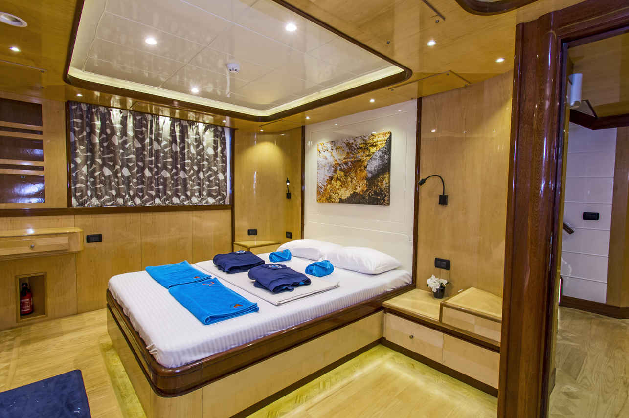 Golden Dolphin IV Liveaboard