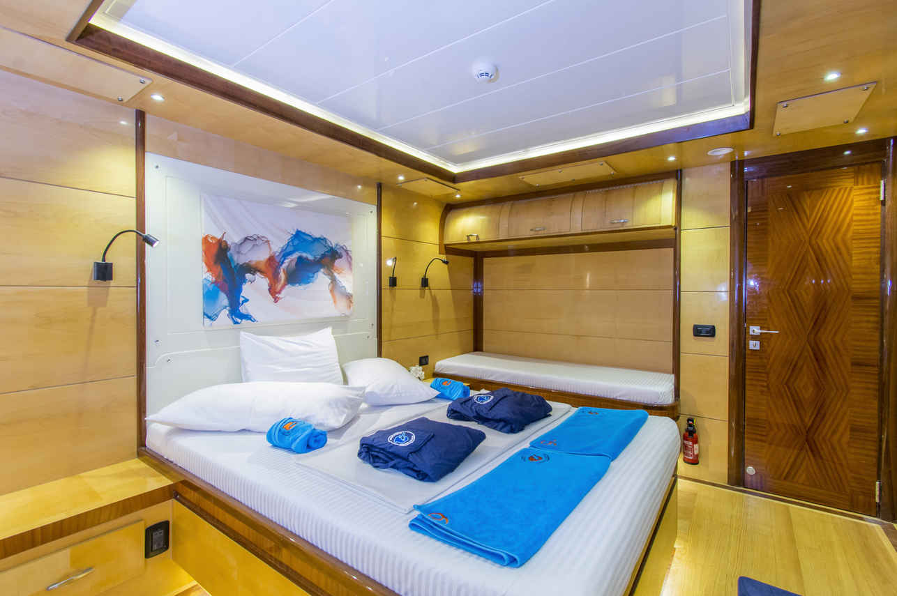 Golden Dolphin IV Liveaboard