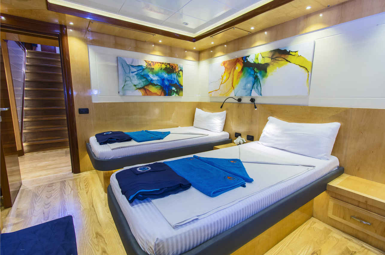 Golden Dolphin IV Liveaboard