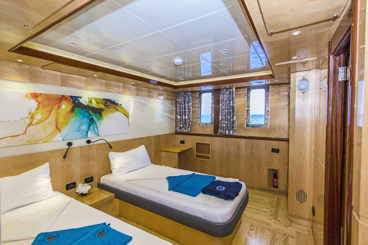 Golden Dolphin IV Liveaboard