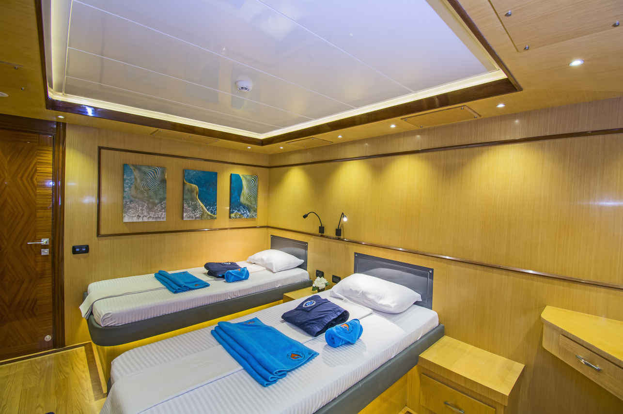 Golden Dolphin IV Liveaboard