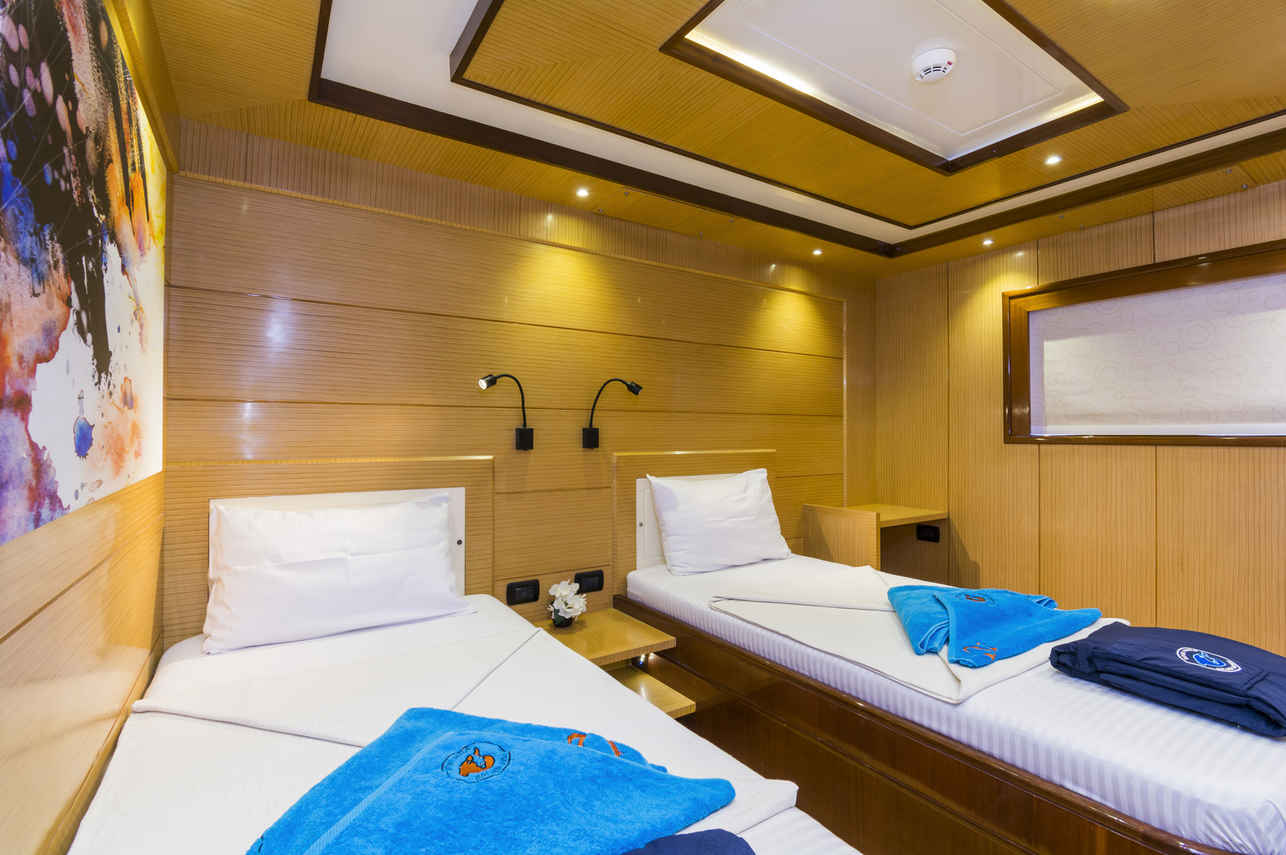 Golden Dolphin IV Liveaboard