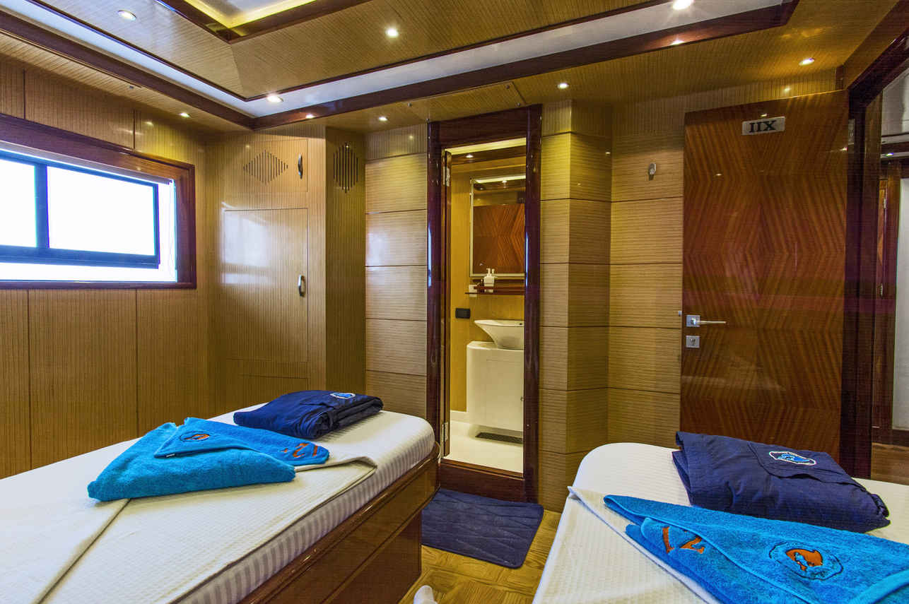 Golden Dolphin IV Liveaboard