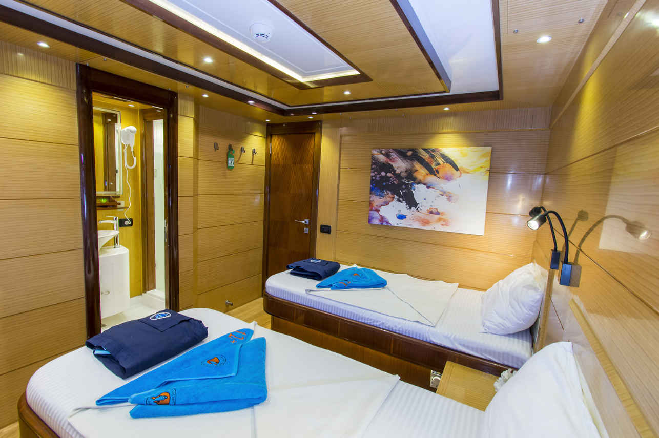 Golden Dolphin IV Liveaboard