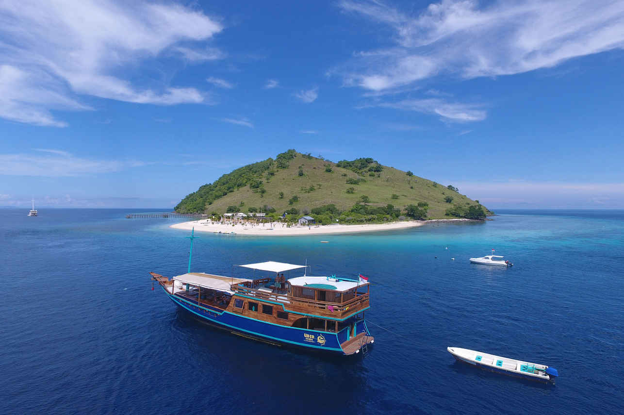 Dive Liveaboards That Offer Scuba Gear Rental Onboard - Amalia Komodo Liveaboard