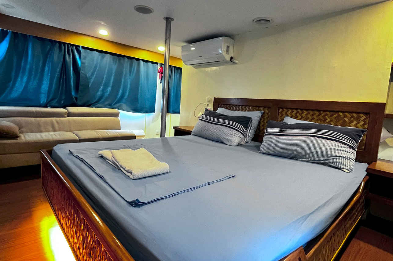 Liveaboards With Cabin Towels Onboard - Dolphin Liveaboard