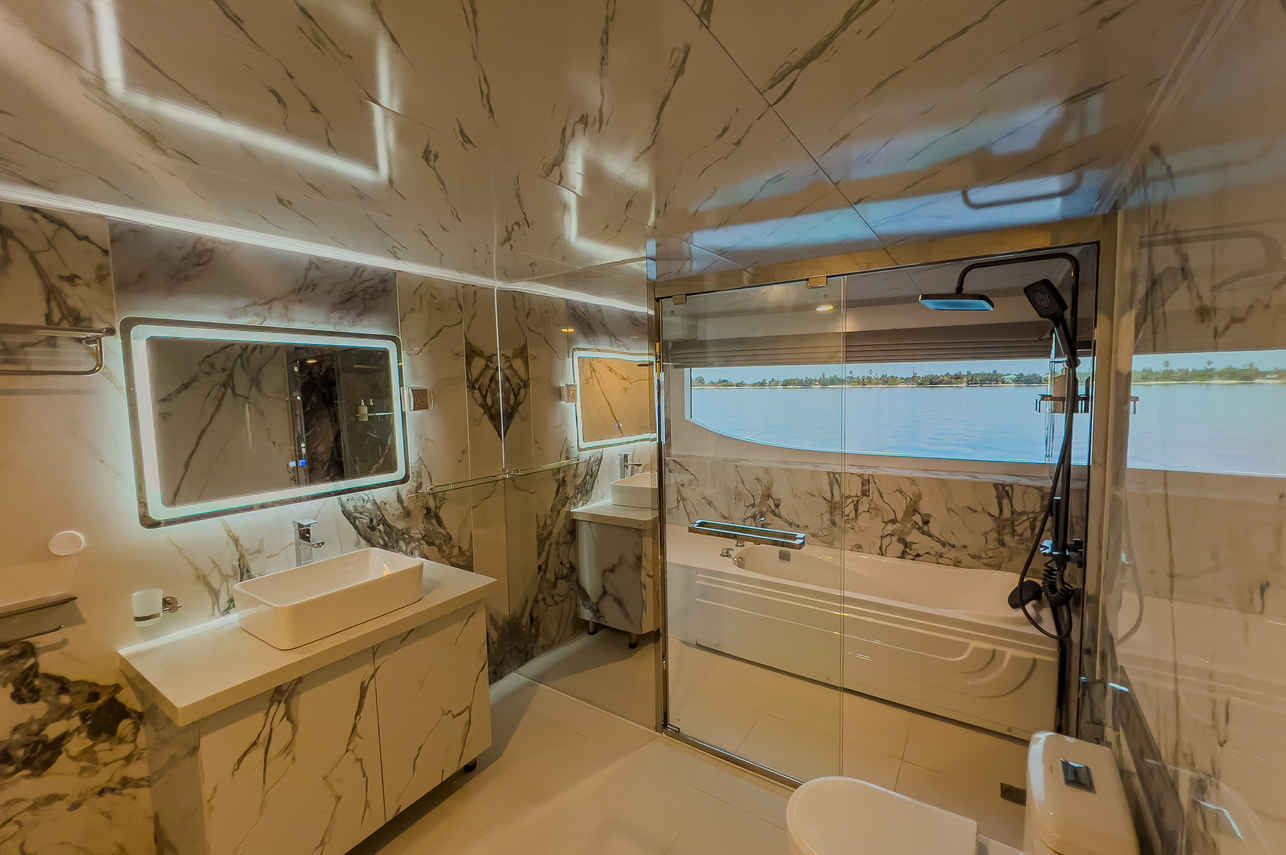 Dive Liveaboards With Double Cabins With Ensuite Bathroom - Maldives Master Liveaboard