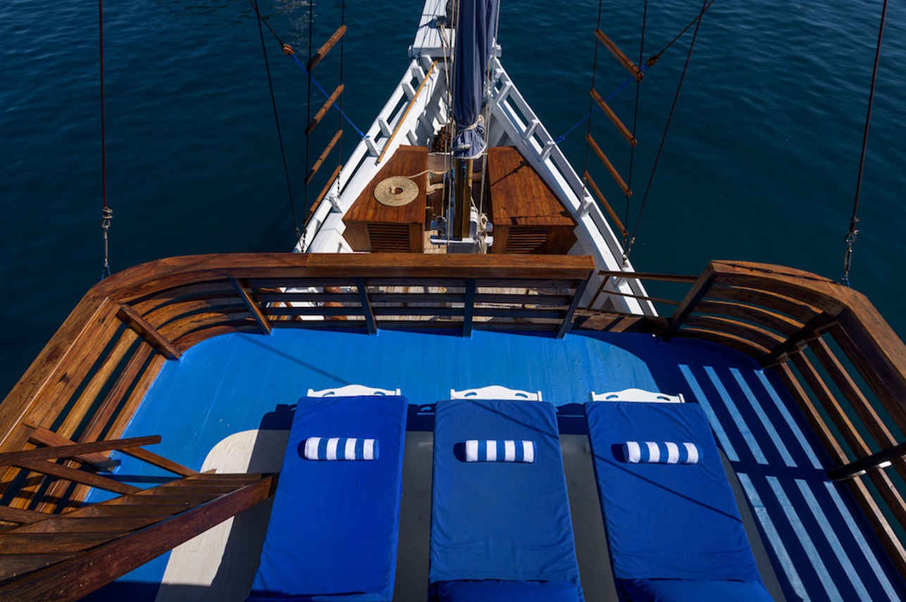 Liveaboards With Deck Towels Onboard - Mari Liveaboard