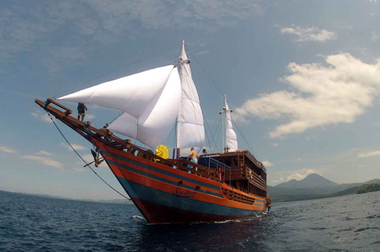 Sailing Liveaboard Vessels