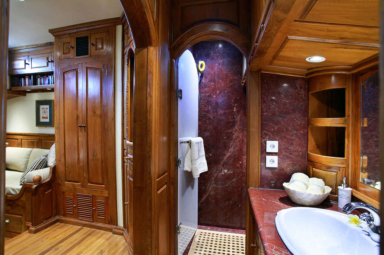 Adelaar Liveaboard
