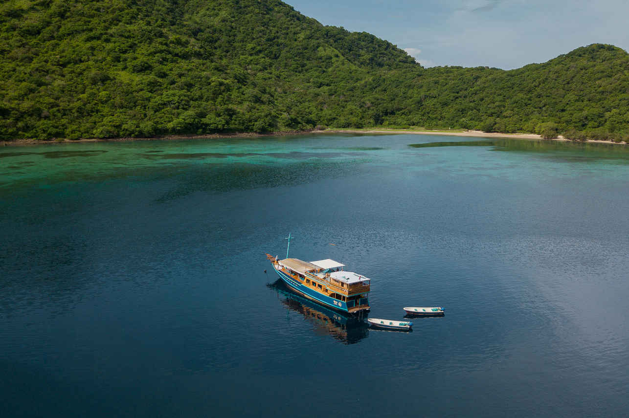 Amalia Komodo Liveaboard