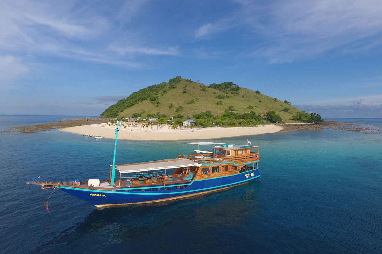 Amalia Komodo Liveaboard
