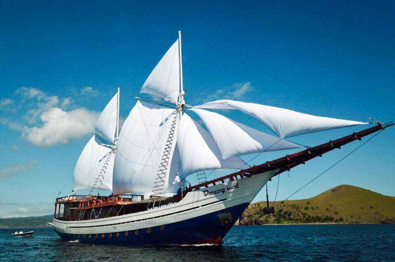 Dancing Wind Liveaboard Image
