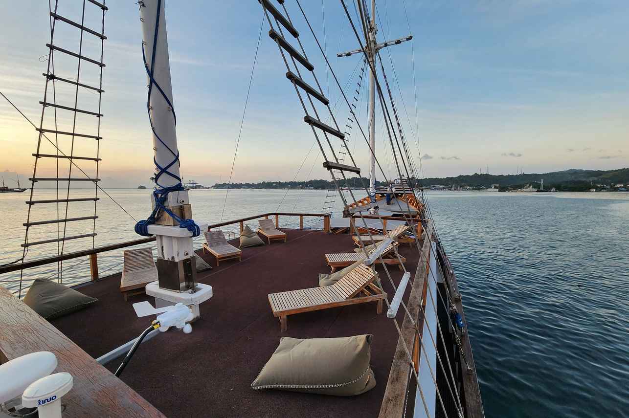 Dancing Wind Liveaboard