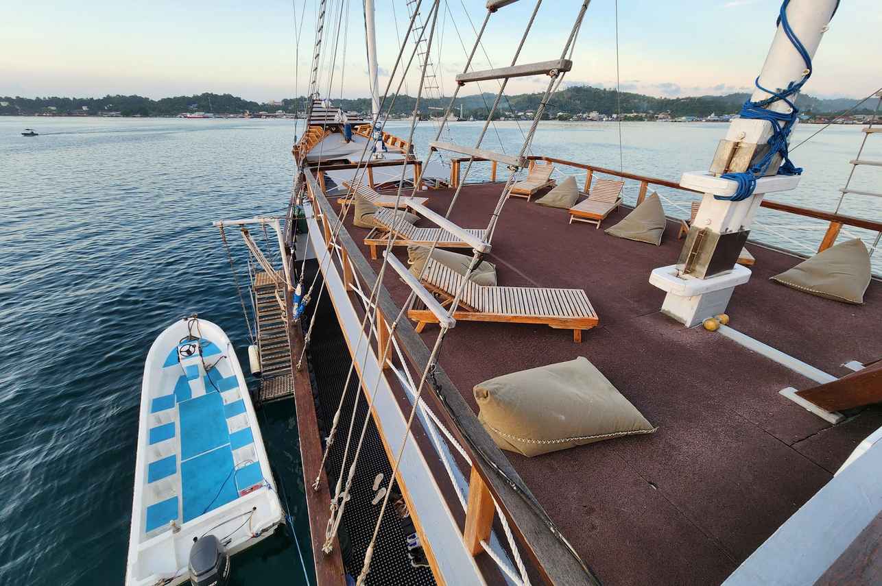 Dancing Wind Liveaboard