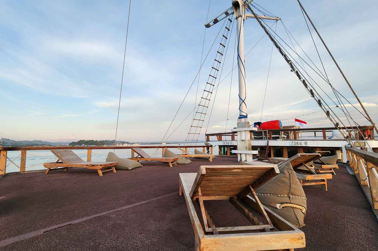Dancing Wind Liveaboard