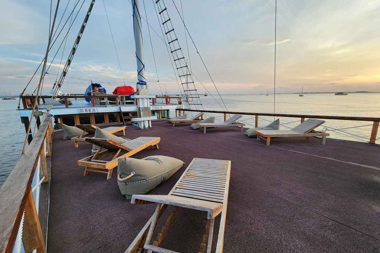 Dancing Wind Liveaboard