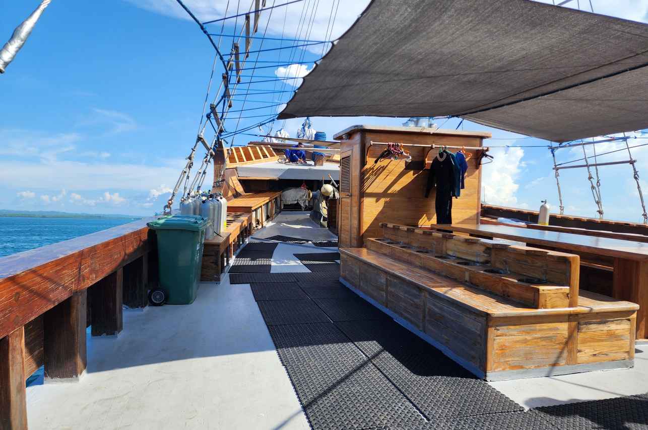 Dancing Wind Liveaboard