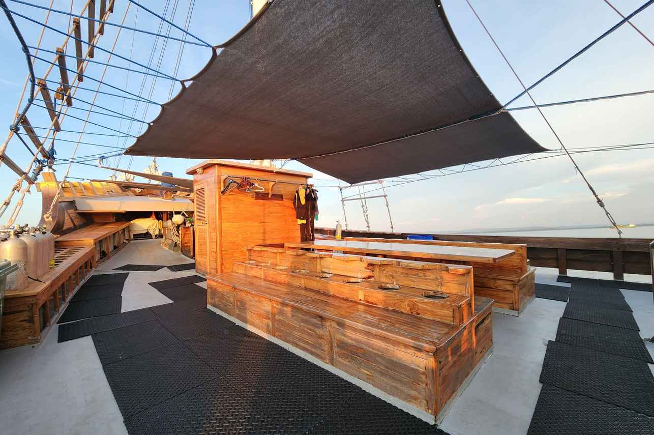 Dancing Wind Liveaboard