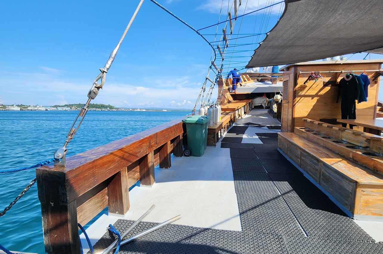 Dancing Wind Liveaboard