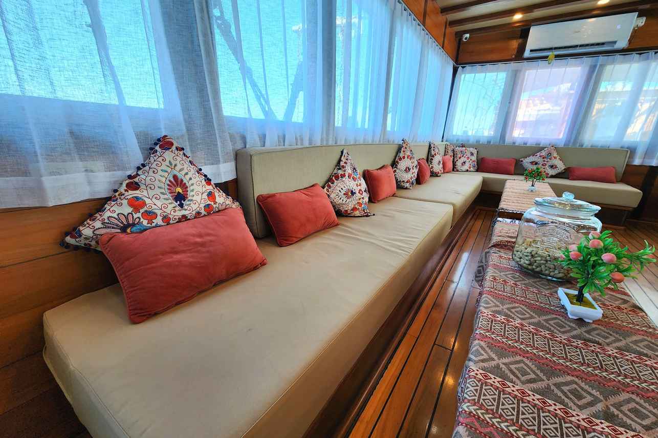 Dancing Wind Liveaboard