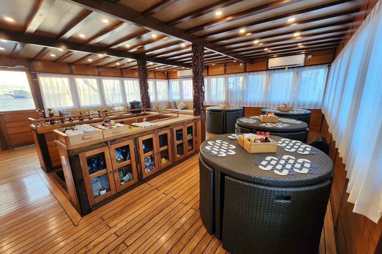 Dancing Wind Liveaboard