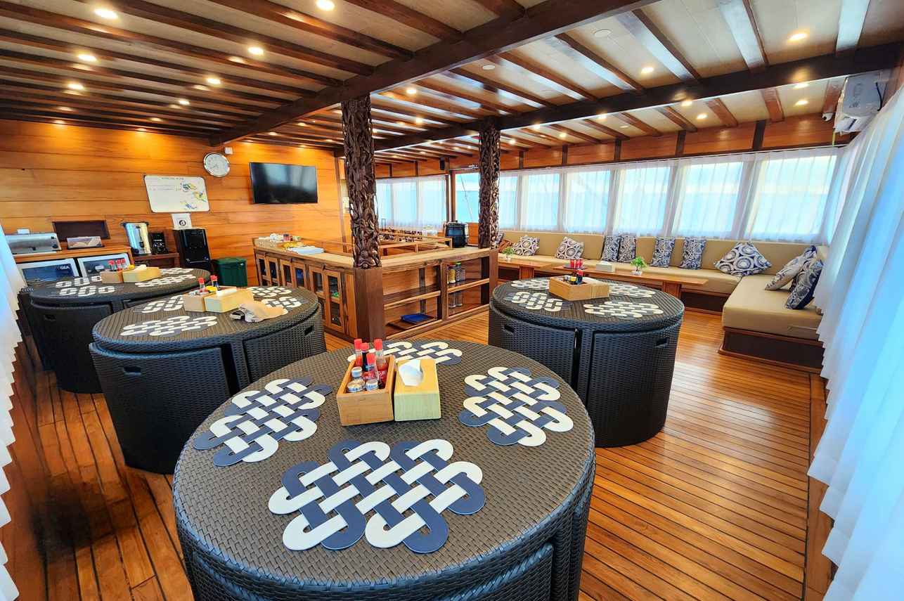 Dancing Wind Liveaboard