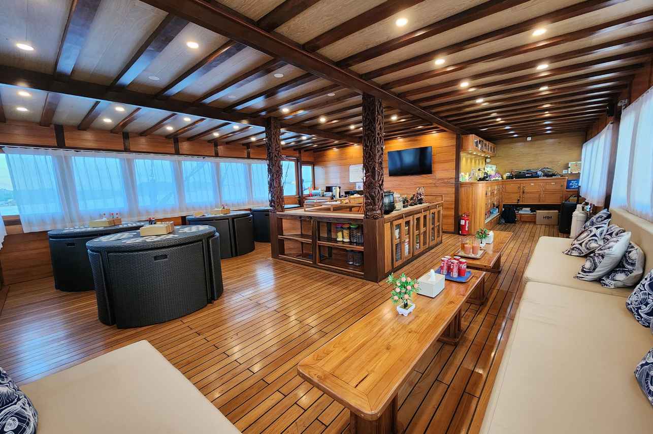 Dancing Wind Liveaboard