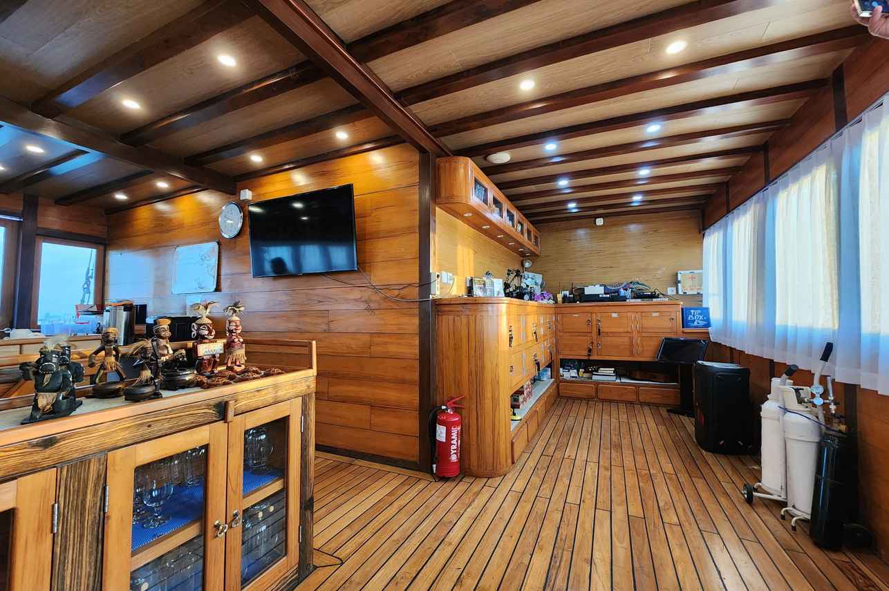 Dancing Wind Liveaboard