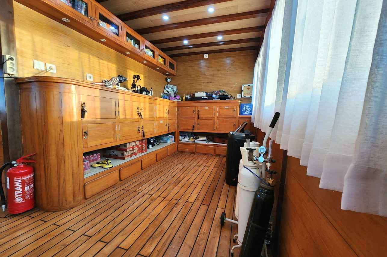 Dancing Wind Liveaboard