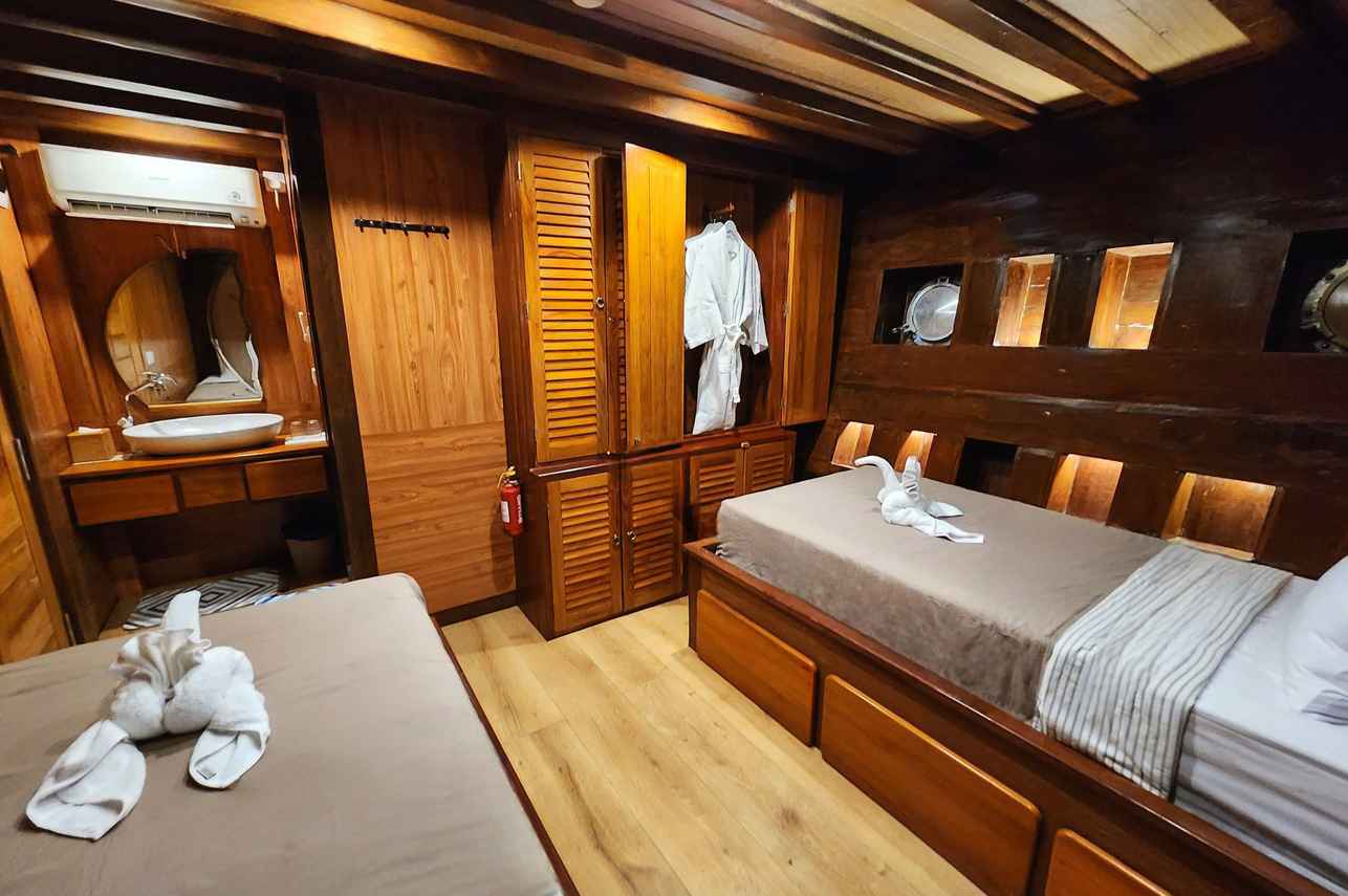 Dancing Wind Liveaboard