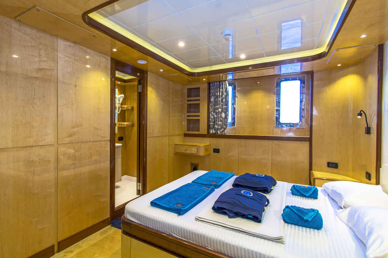 Golden Dolphin IV Liveaboard