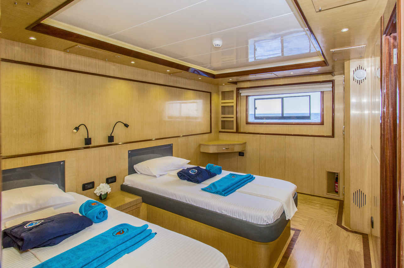 Golden Dolphin IV Liveaboard
