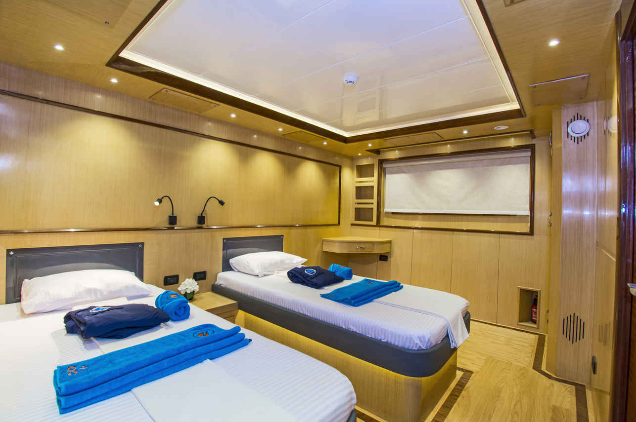 Golden Dolphin IV Liveaboard