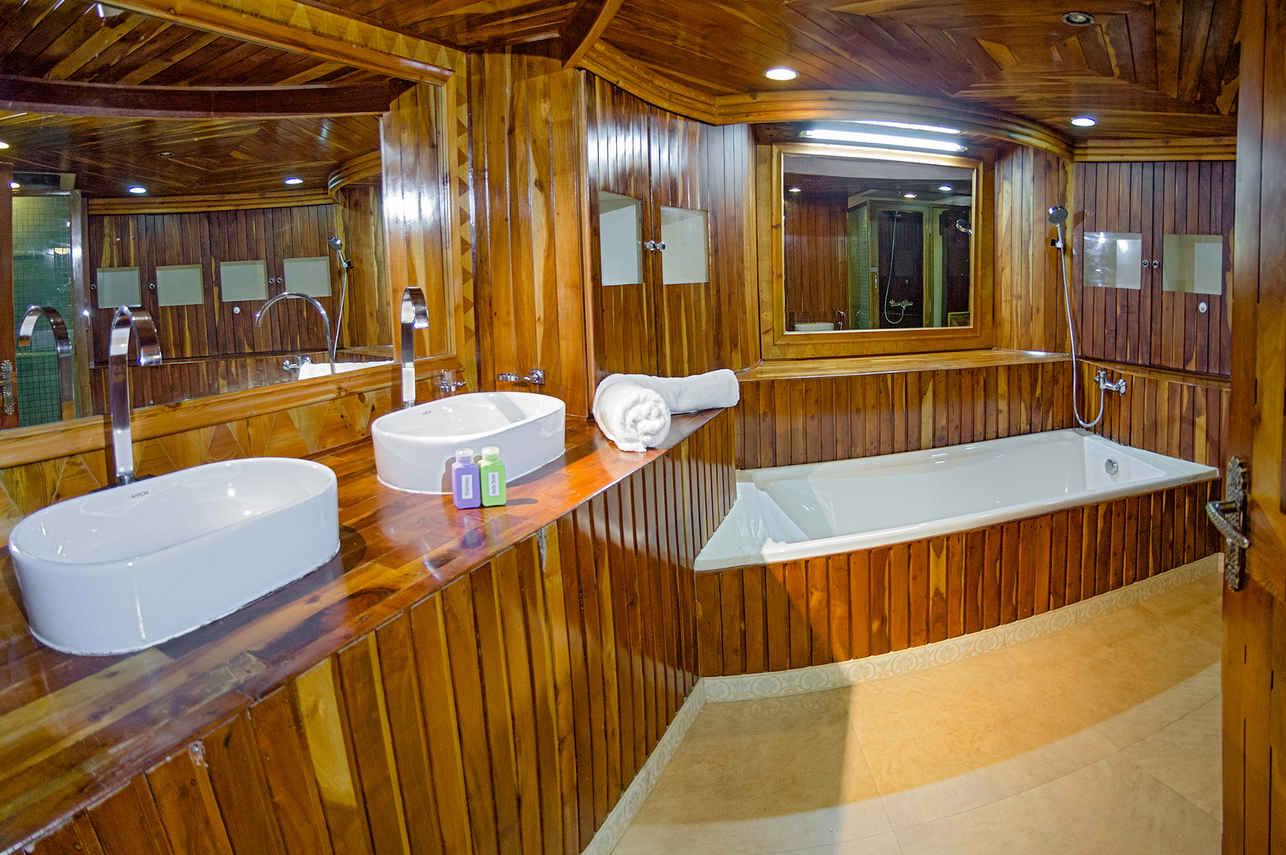 Iruvai Liveaboard