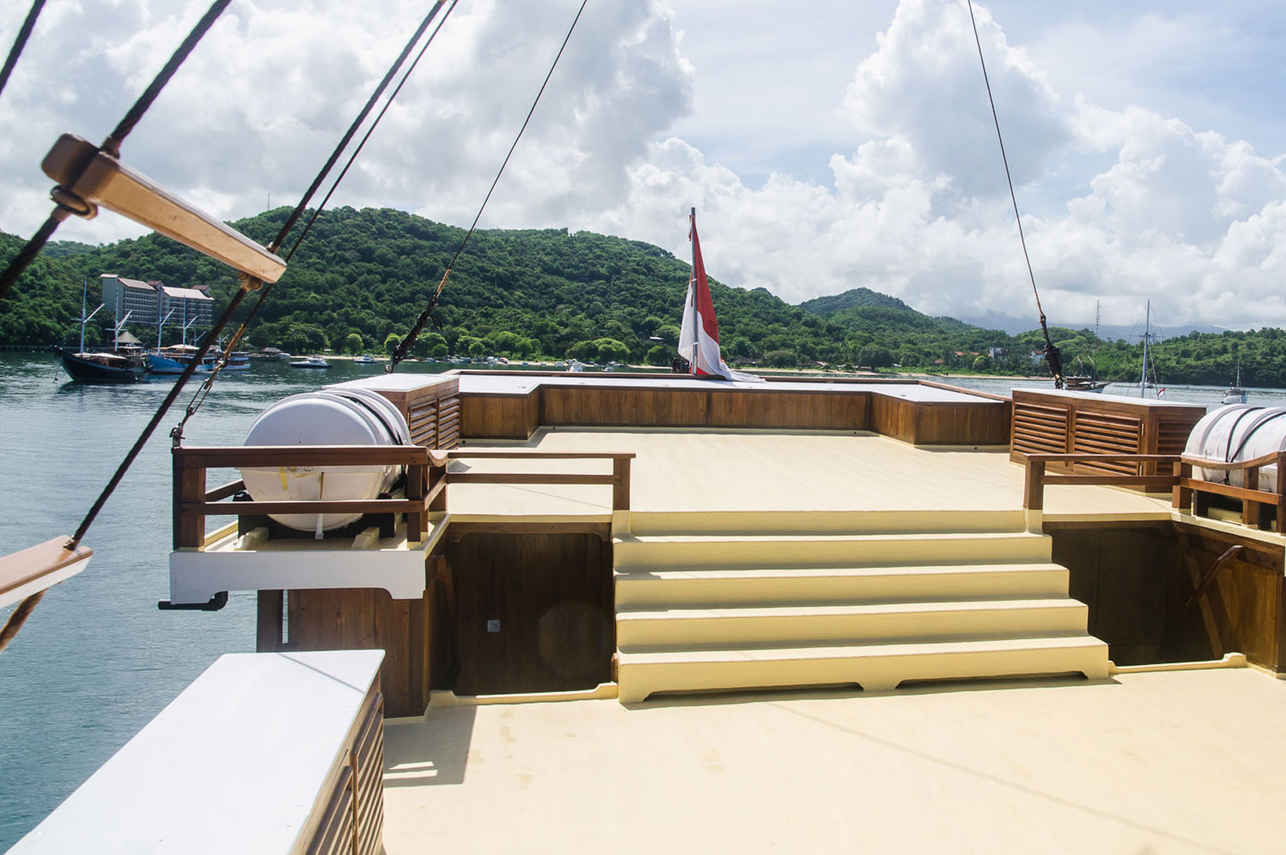 Jelajahi Laut Liveaboard