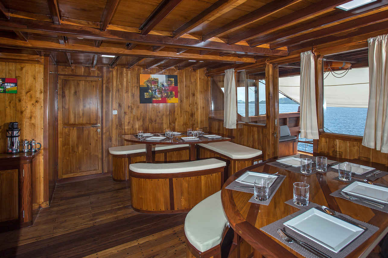 Jelajahi Laut Liveaboard