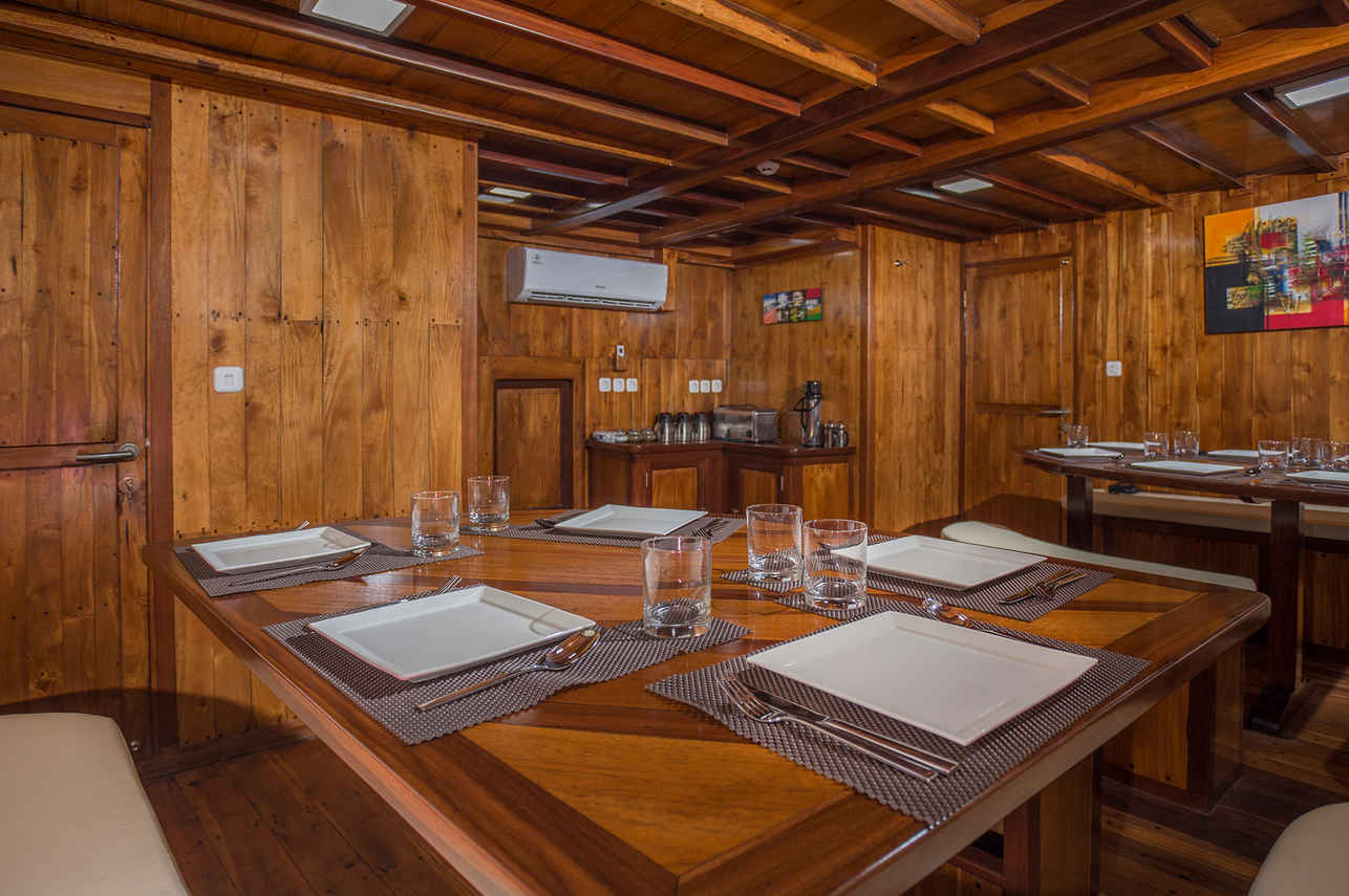 Jelajahi Laut Liveaboard