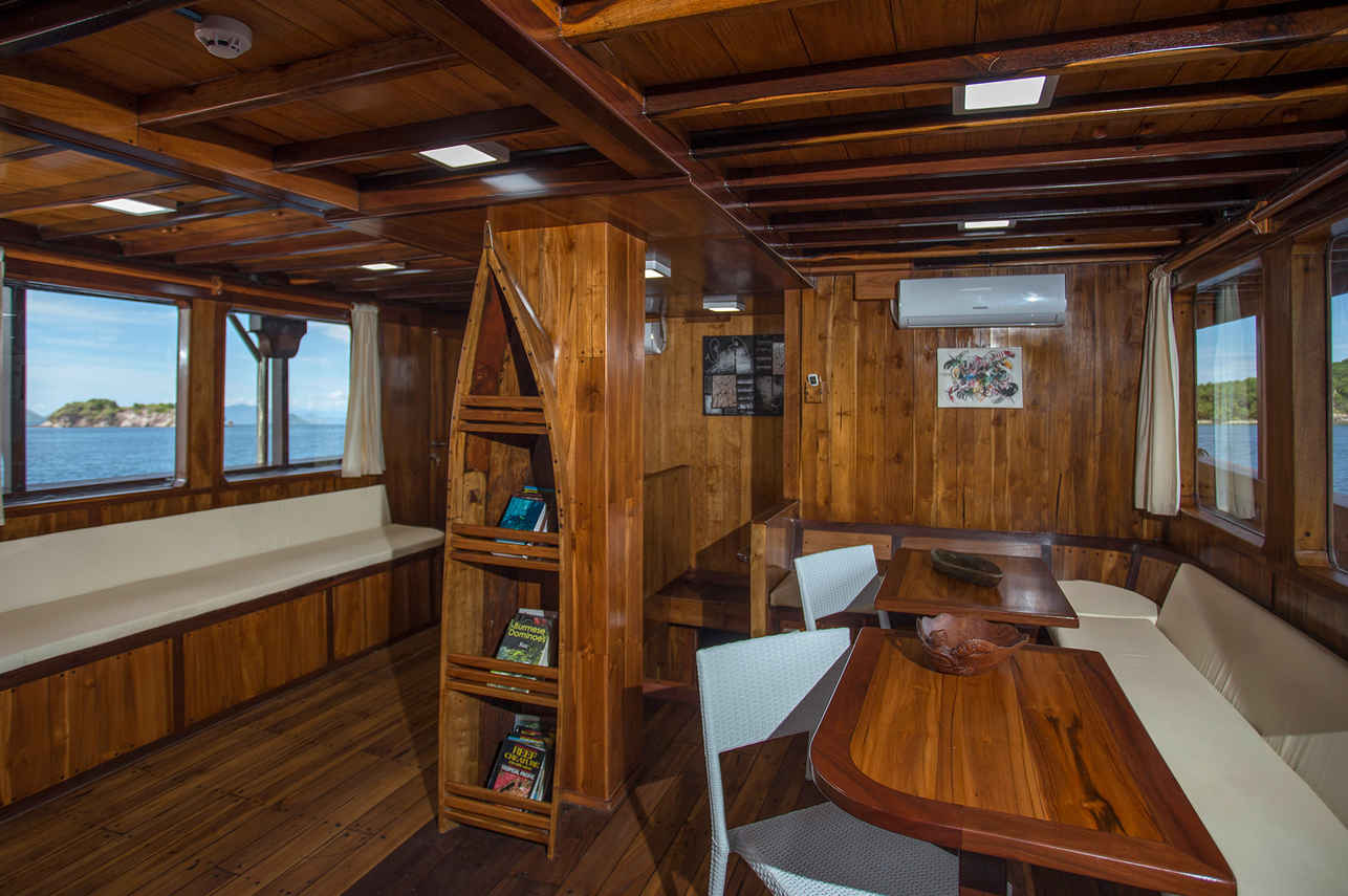 Jelajahi Laut Liveaboard