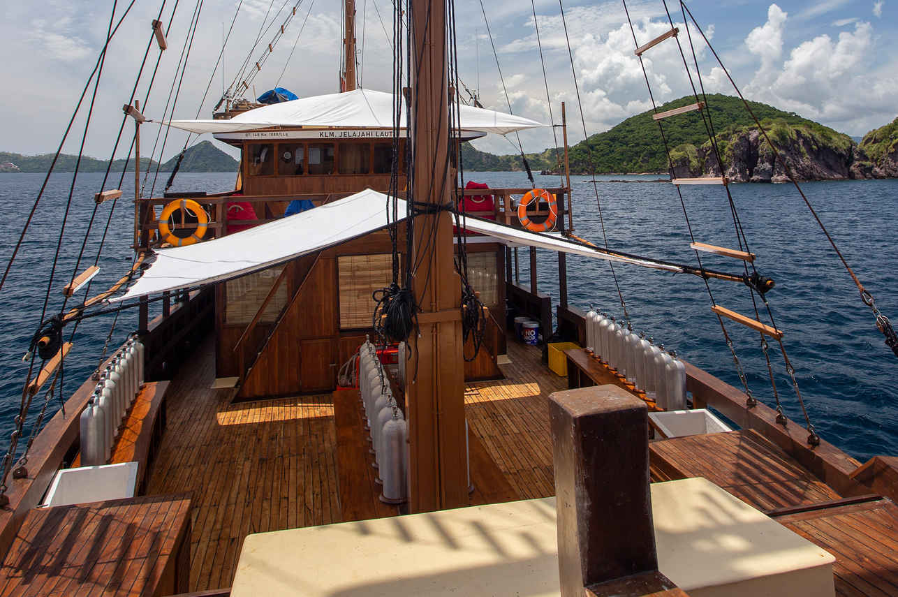 Jelajahi Laut Liveaboard