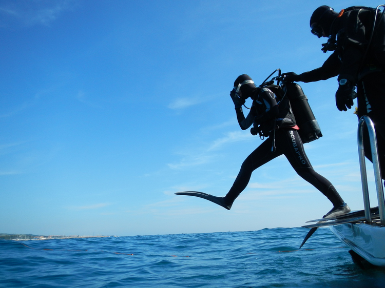 Scuba diver jumping - Can you scuba dive in red tide