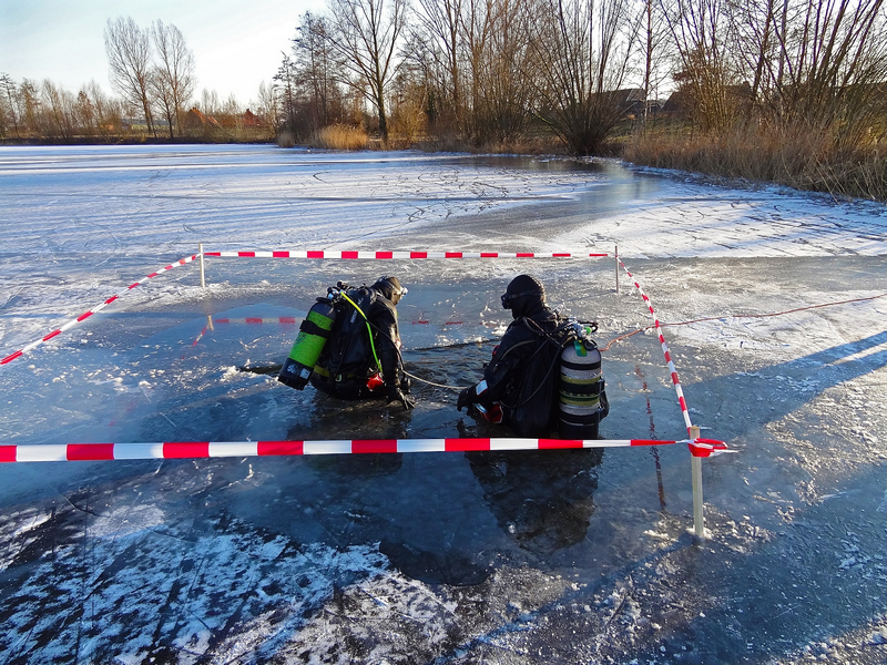 Divers in icy freshwater - Water temperature difference