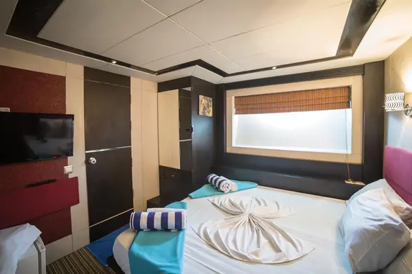 Features of Maldives Honors Legacy liveaboard cabin review