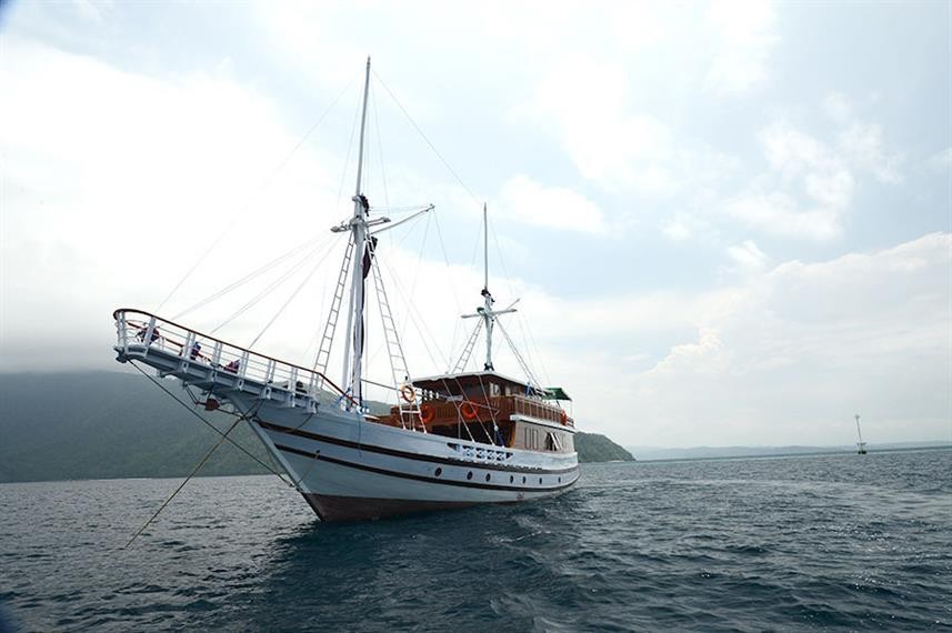 Raja Ampat Liveaboards Diving Reviews - Lady Denok Yacht Liveaboard