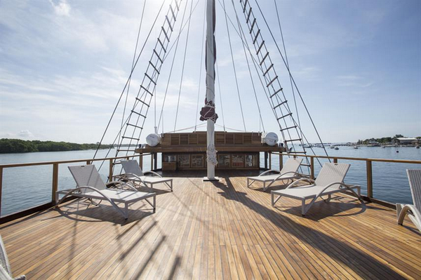 Tiare Cruise cabin and deck - spaciousdeck to relax